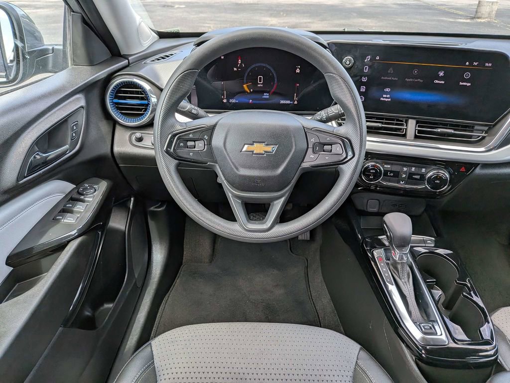 Used 2025 Chevrolet Trax LT FWD image 17