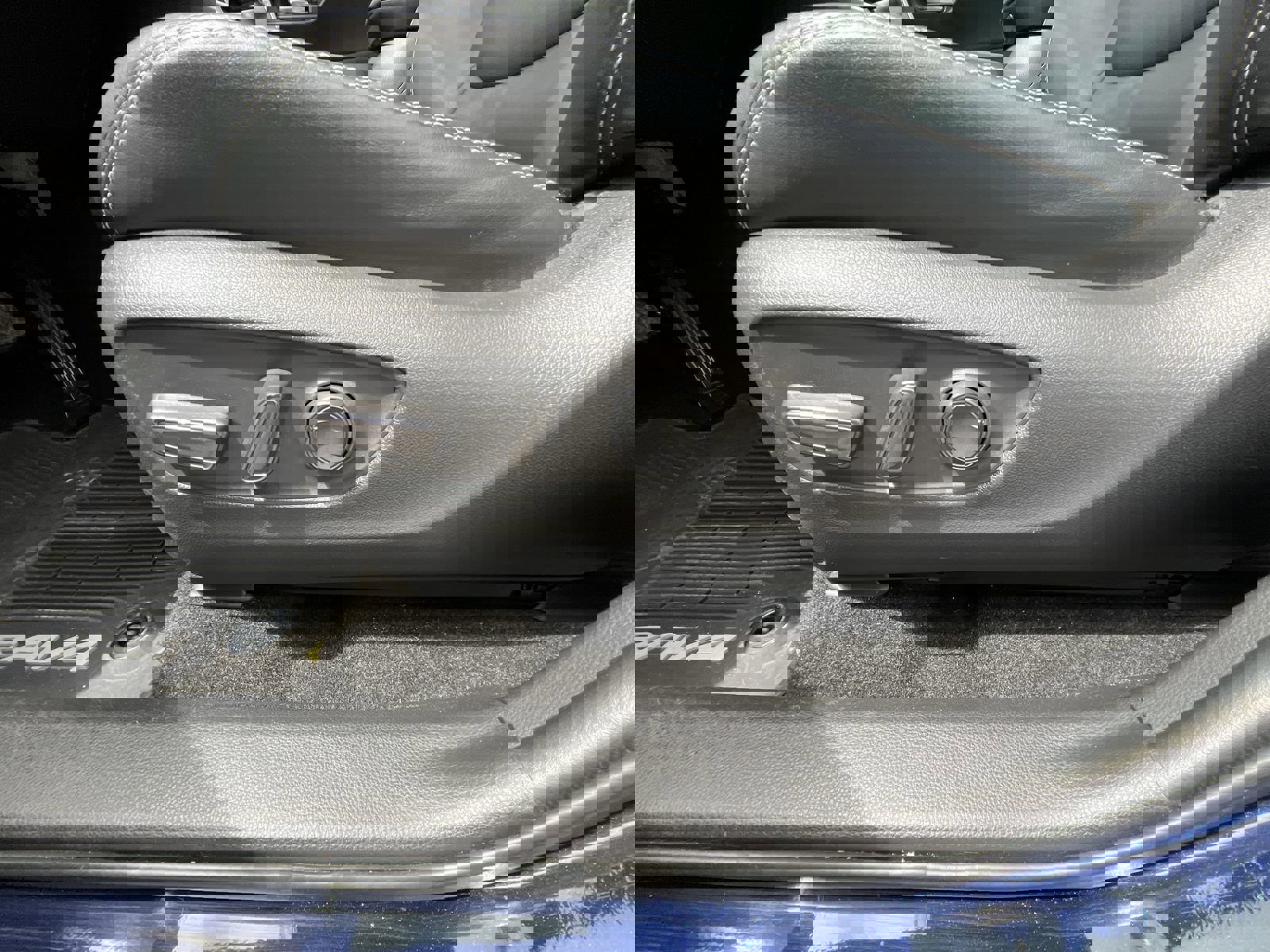 Used 2021 Toyota RAV4 XLE Premium image 16