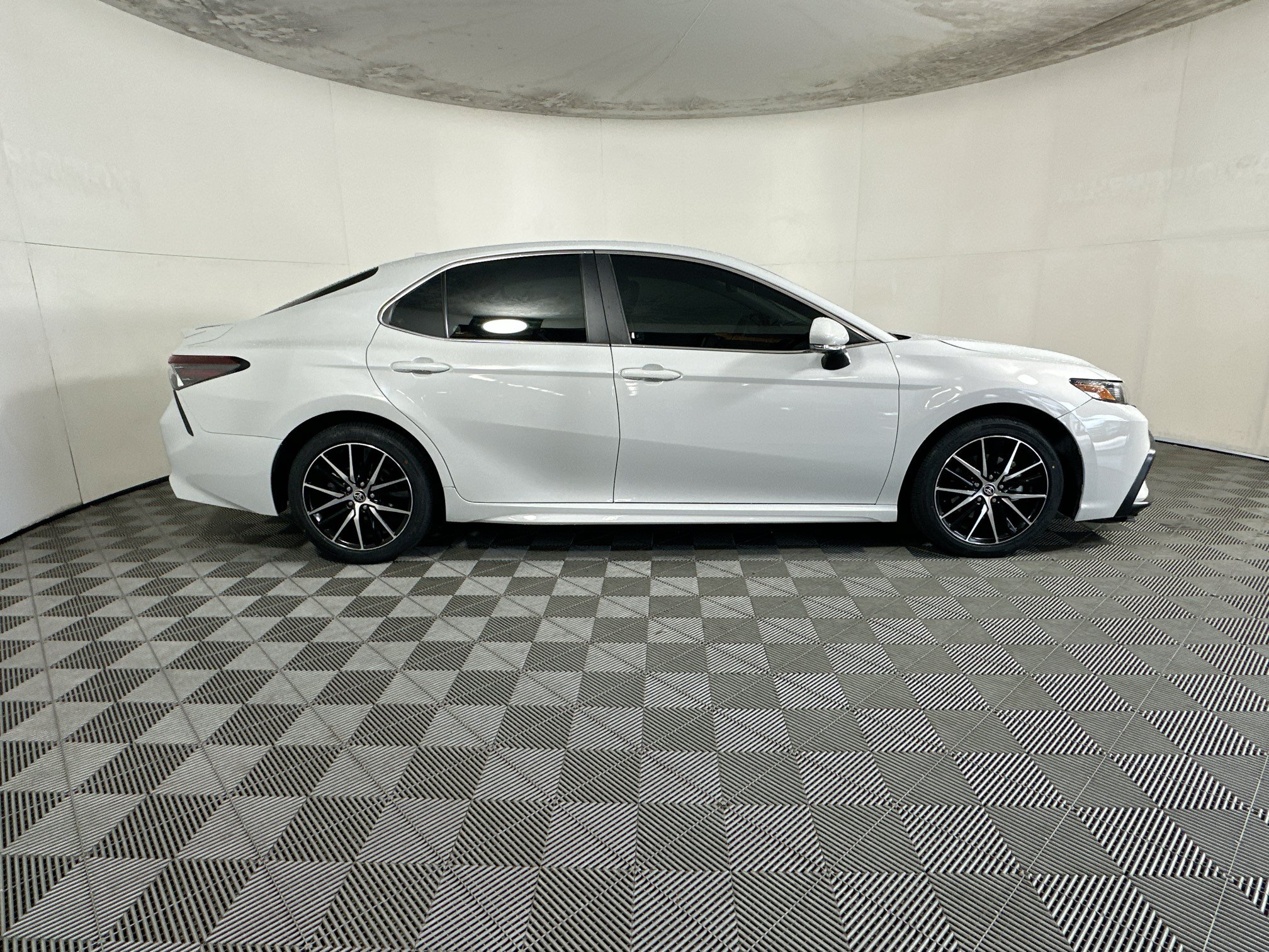 Used 2024 Toyota Camry SE w/ Convenience Package FWD image 2