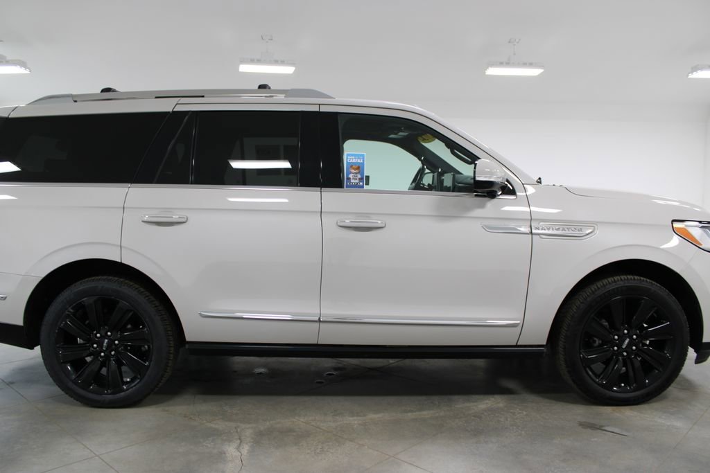Used 2024 Lincoln Navigator Reserve image 11