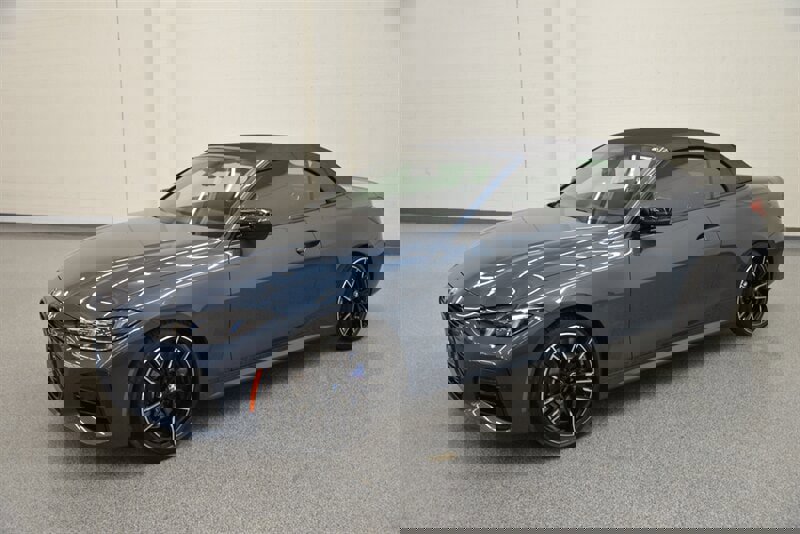 Used 2025 BMW M440i Convertible image 3