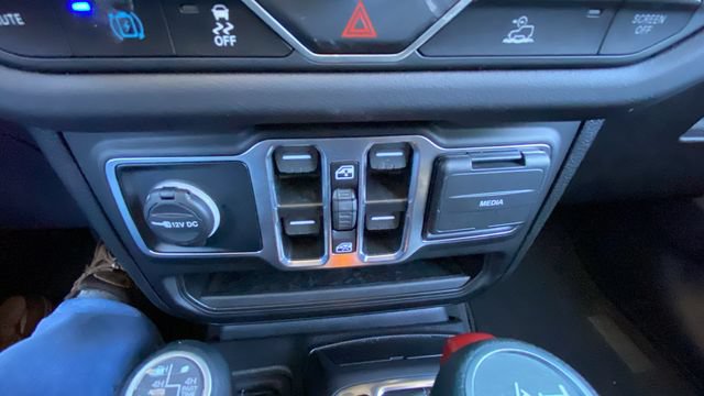 Used 2025 Jeep Wrangler Unlimited Sahara AWD/4WD image 26