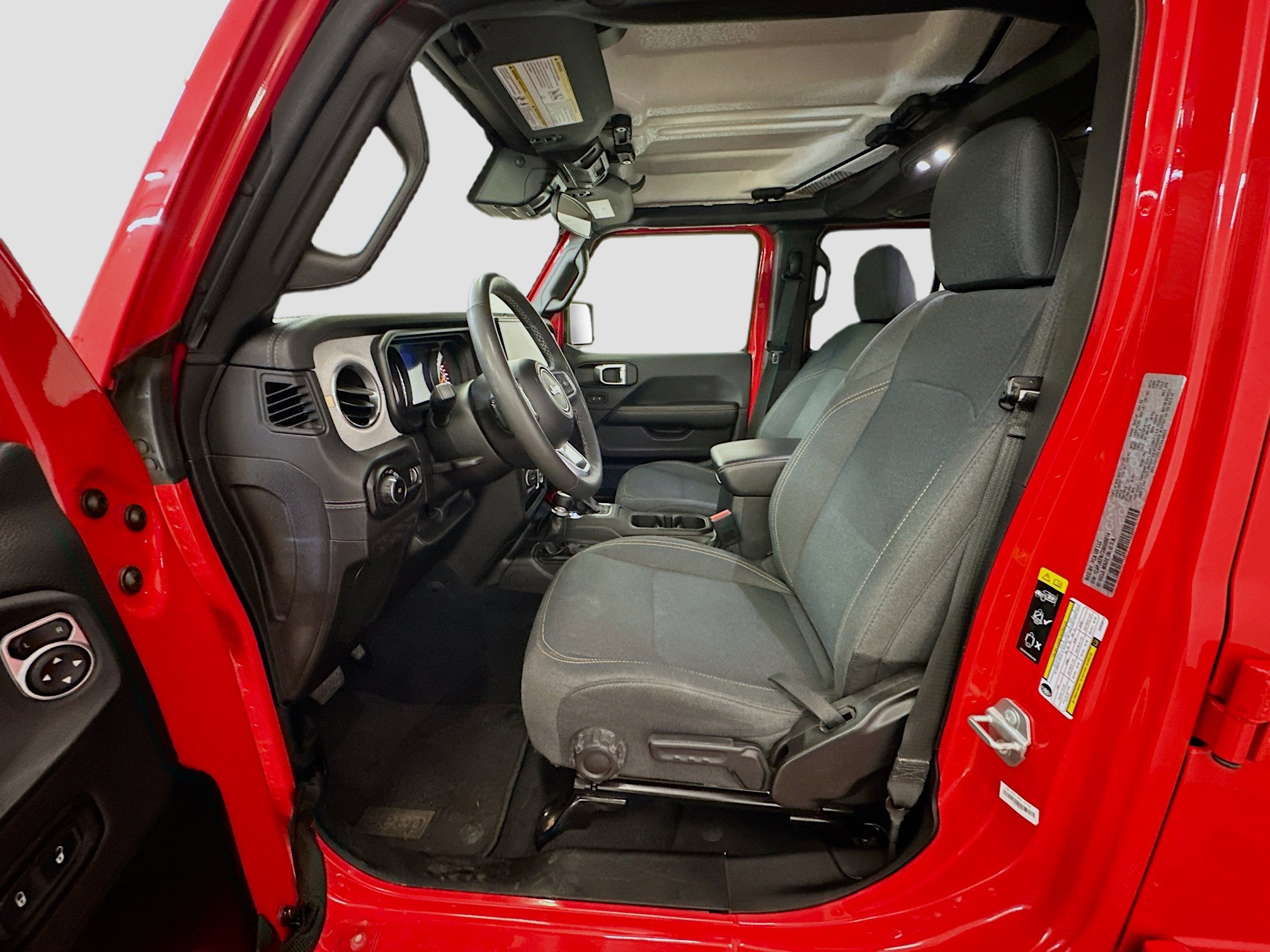 Used 2025 Jeep Wrangler Sahara image 13