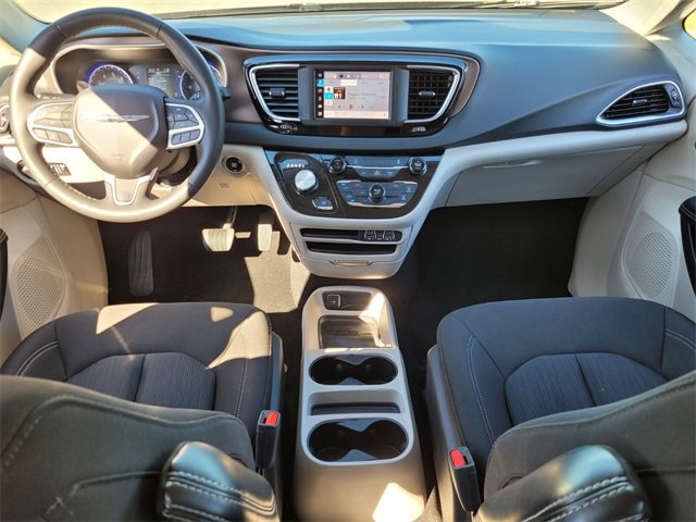 Used 2023 Chrysler Voyager LX image 14