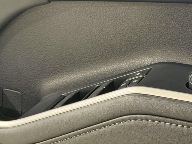 Used 2021 Toyota Highlander XLE AWD/4WD image 35