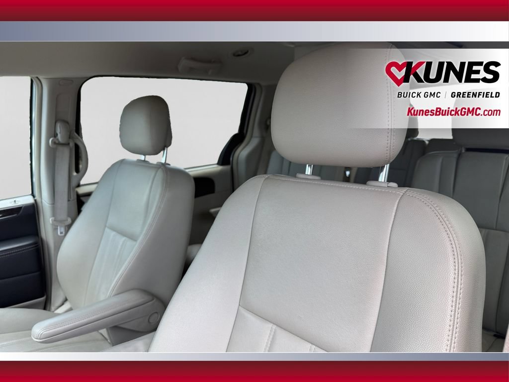 Used 2014 Chrysler Town & Country Touring FWD image 18