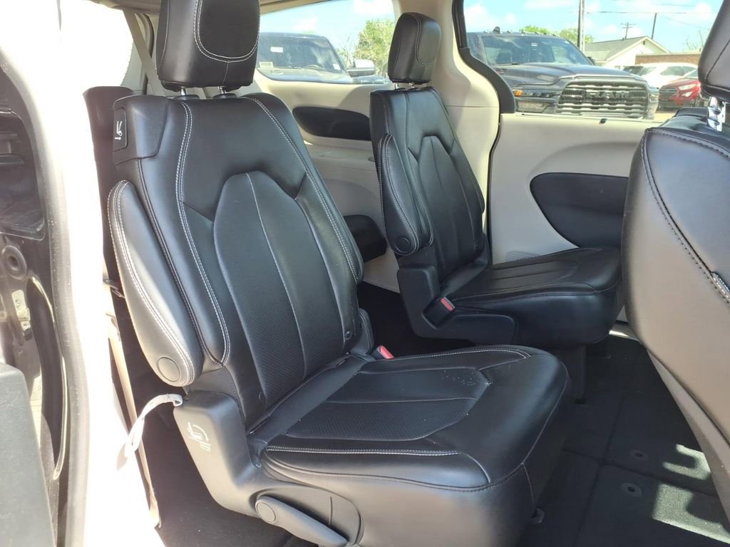 Used 2023 Chrysler Pacifica Touring-L image 14