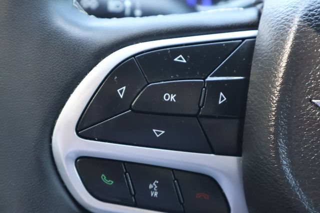 Used 2024 Chrysler Pacifica Touring-L FWD image 7