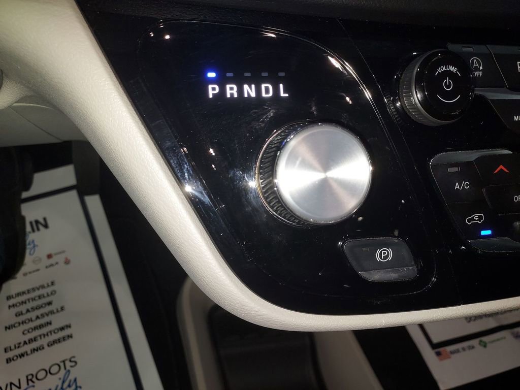 Used 2024 Chrysler Pacifica Touring-L FWD image 25