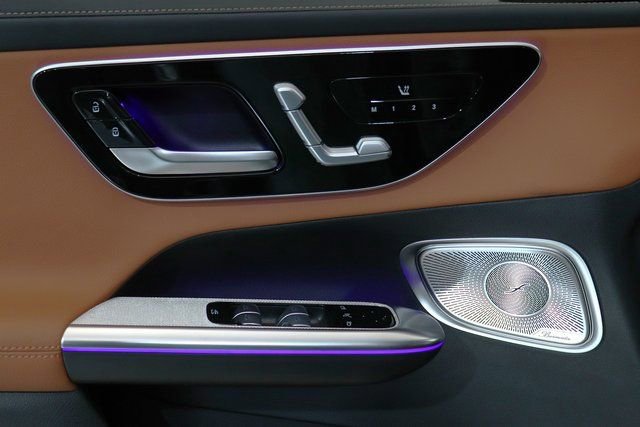 Used 2025 Mercedes-Benz GLC 350e 4MATIC w/ Driver Assistance Package image 3