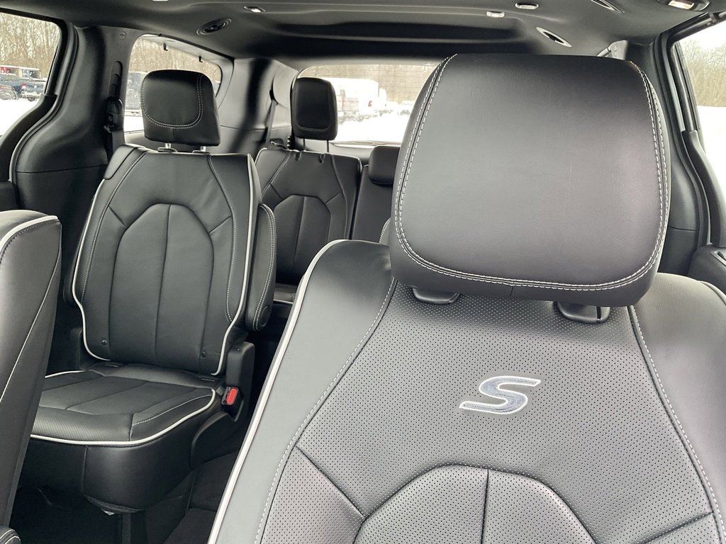 New 2026 Chrysler Pacifica Limited w/ Uconnect Theater Family Group image 15