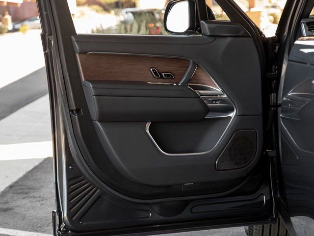 Used 2025 Land Rover Range Rover Autobiography image 12