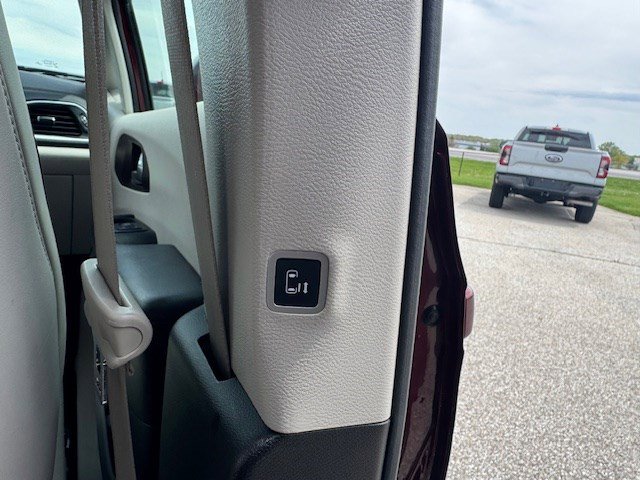 Used 2020 Chrysler Pacifica Limited w/ Tire & Wheel Group FWD image 44