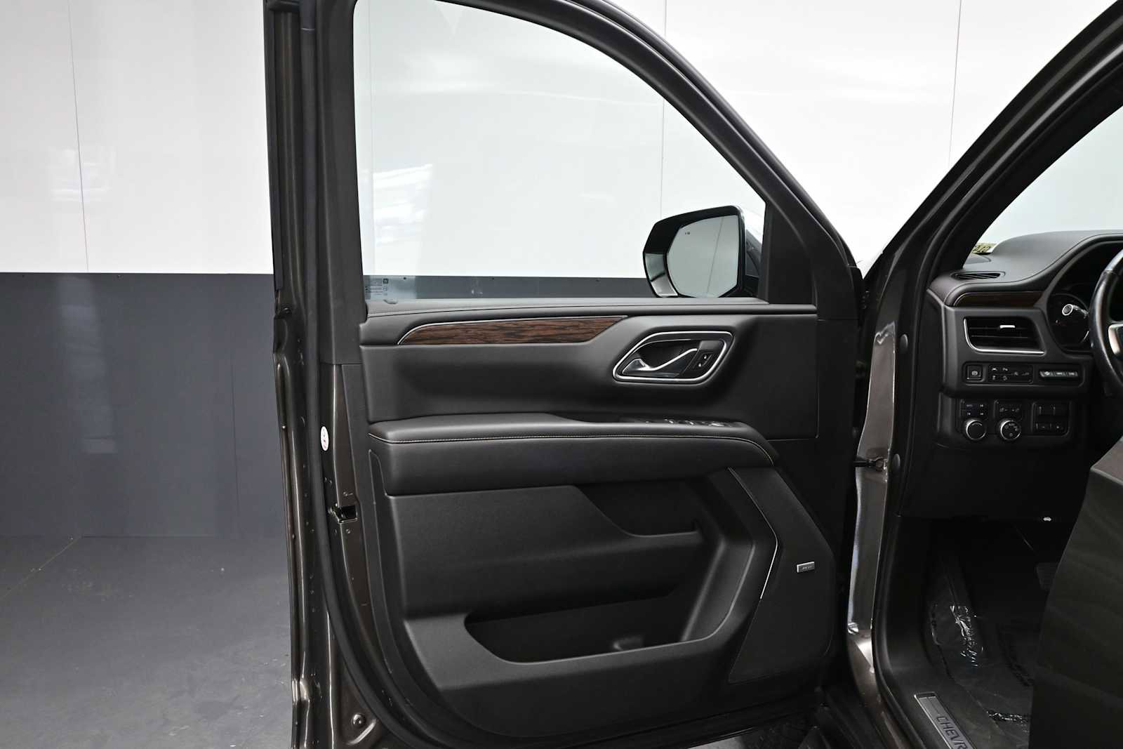 Used 2021 Chevrolet Tahoe Premier w/ Premium Package AWD/4WD image 6