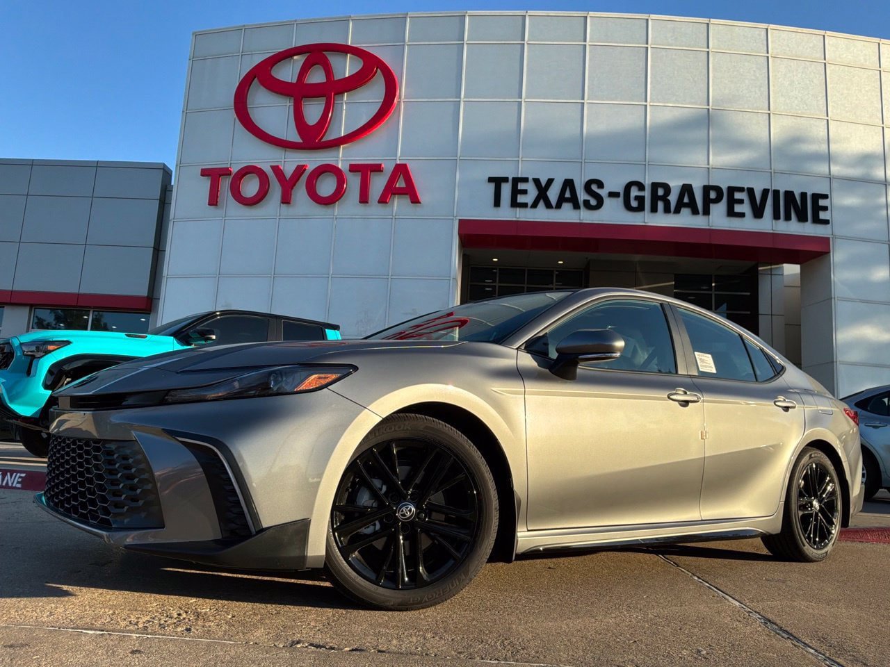 New 2026 Toyota Camry Hybrid FWD image 2