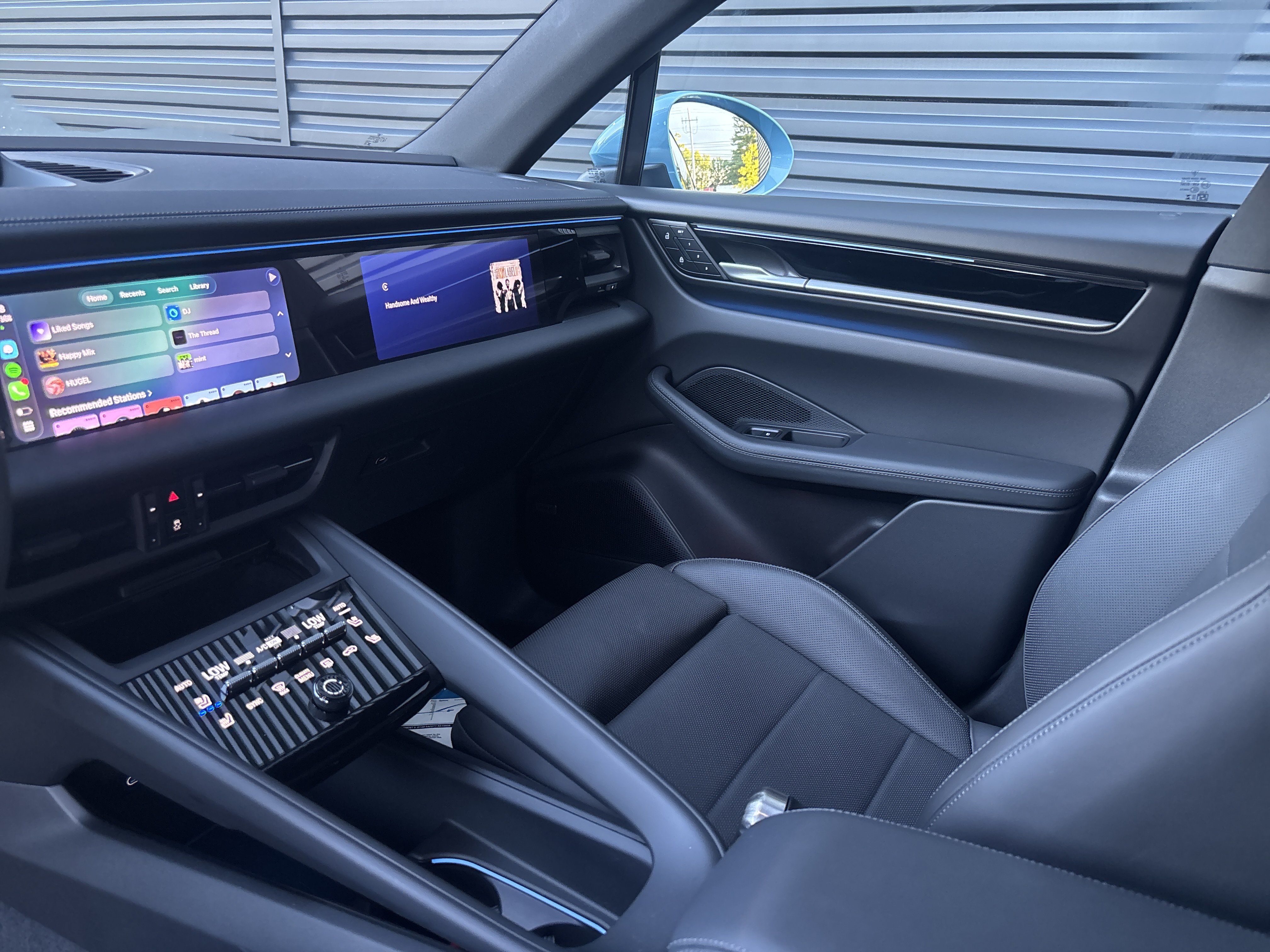 New 2025 Porsche Macan 4S Electric AWD/4WD image 21