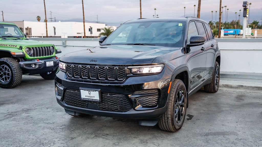 New 2025 Jeep Grand Cherokee Altitude image 4
