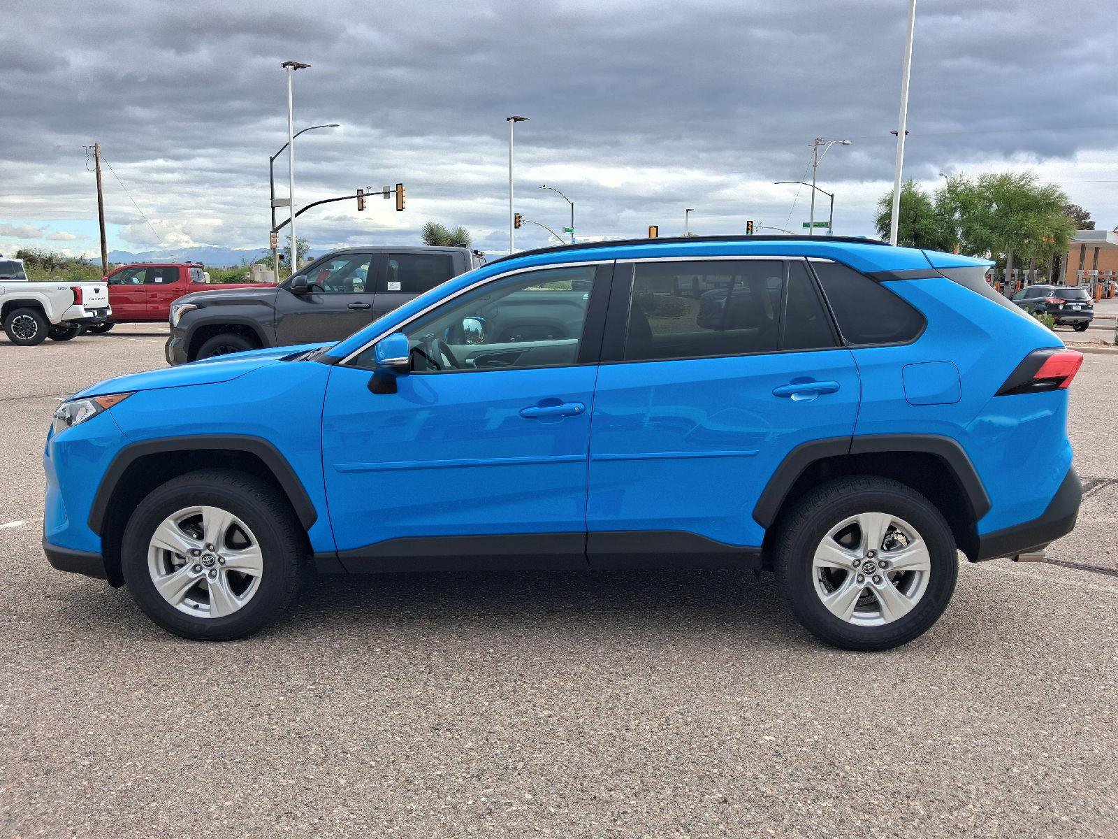 Used 2020 Toyota RAV4 XLE w/ Convenience Package FWD image 2