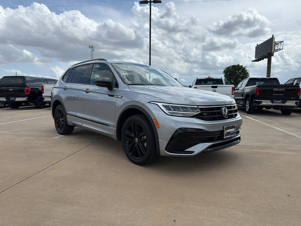 Used 2022 Volkswagen Tiguan SE R-Line image 3
