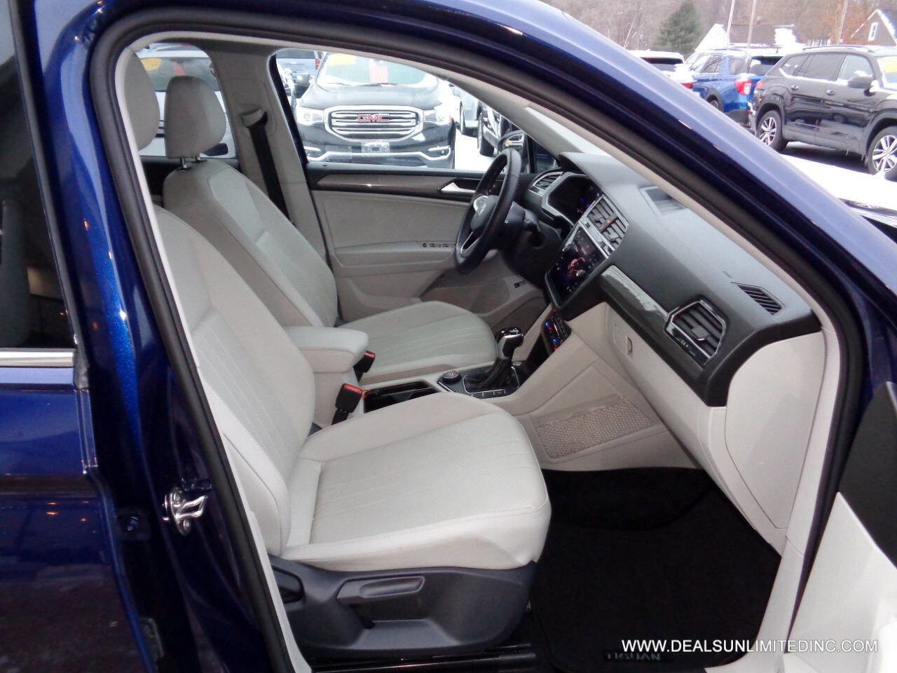 Used 2024 Volkswagen Tiguan SE image 24