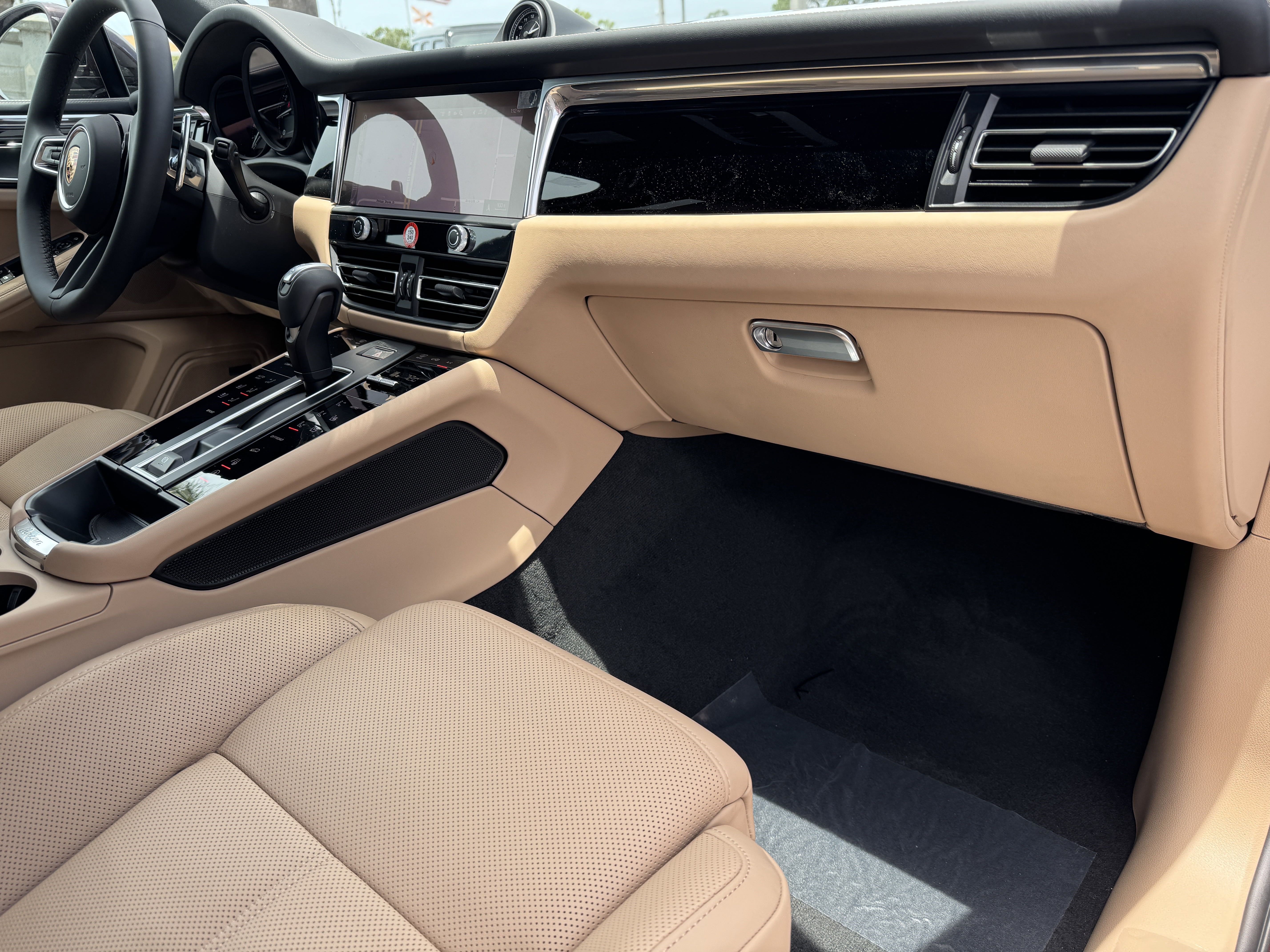 Certified 2025 Porsche Macan image 17