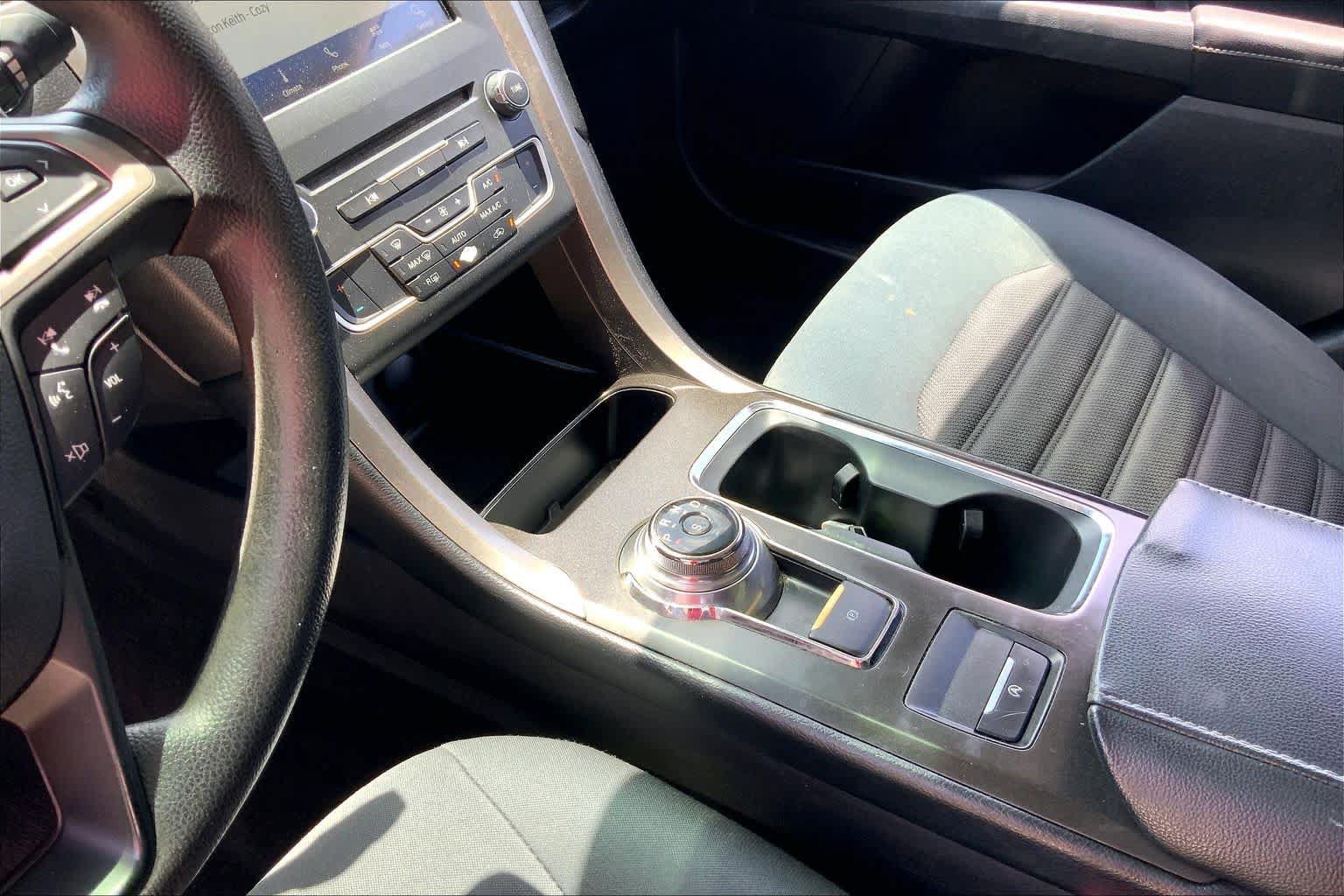 Used 2018 Ford Fusion SE w/ Fusion SE Technology Package FWD image 15