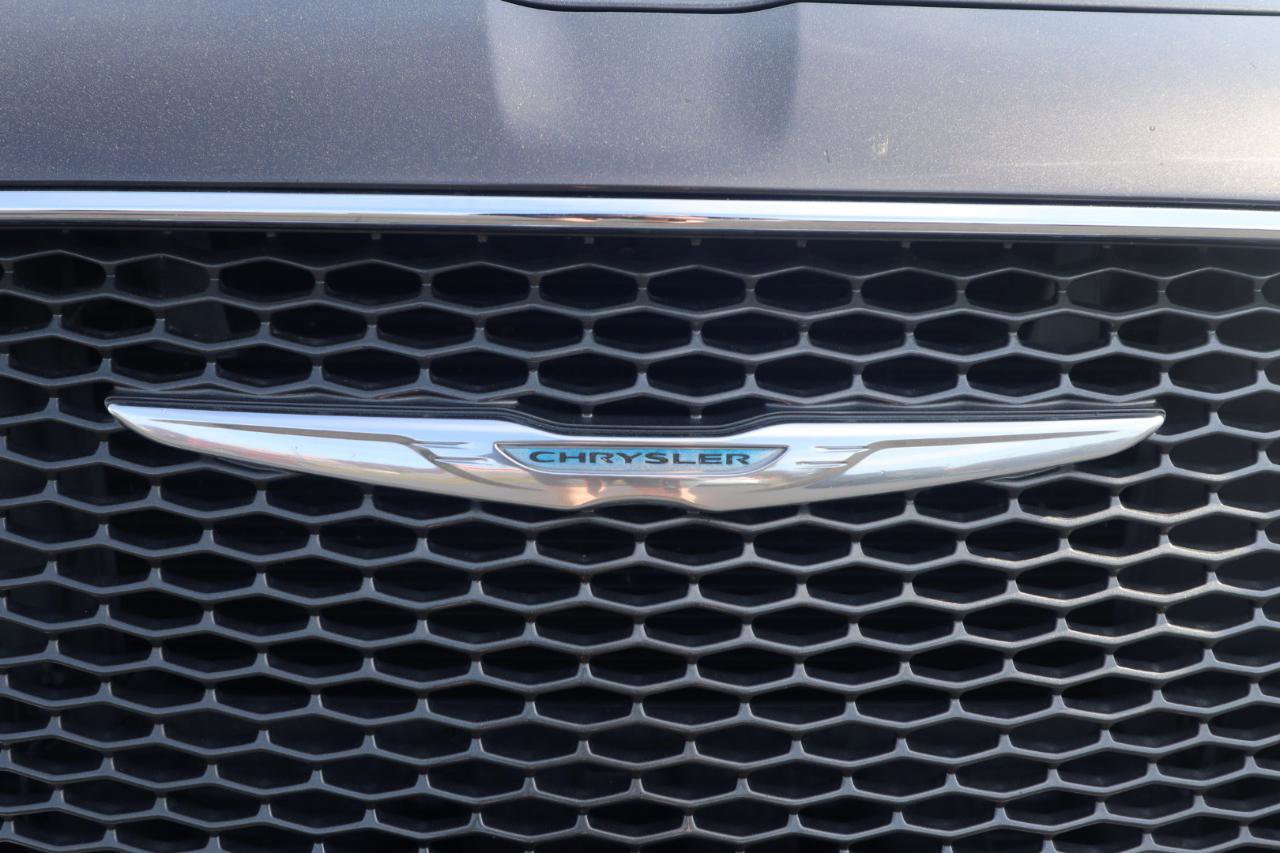 Used 2015 Chrysler 300 C w/ Light Group image 23