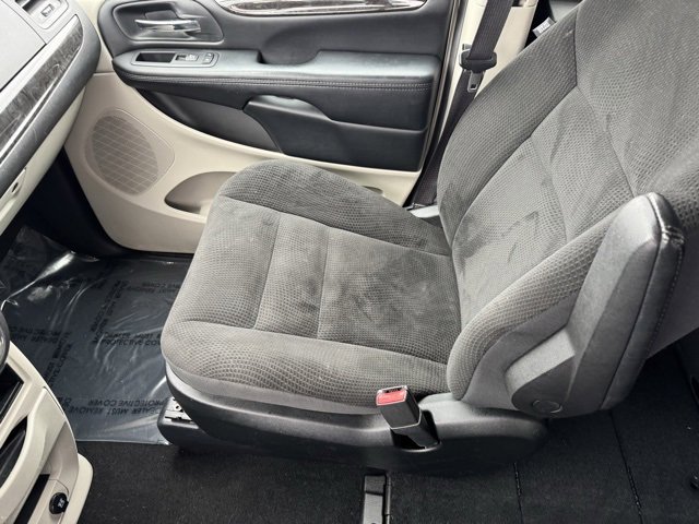 Used 2019 Dodge Grand Caravan SE w/ UConnect Hands-Free Group image 18