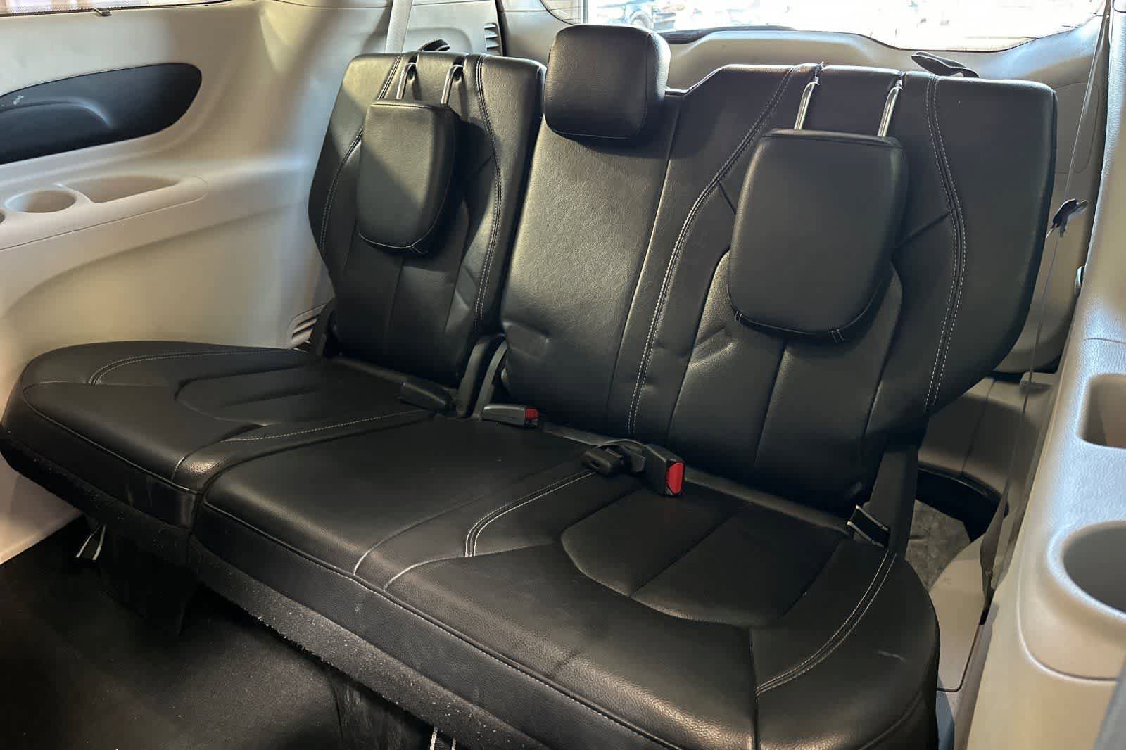 Used 2022 Chrysler Pacifica Touring-L image 17