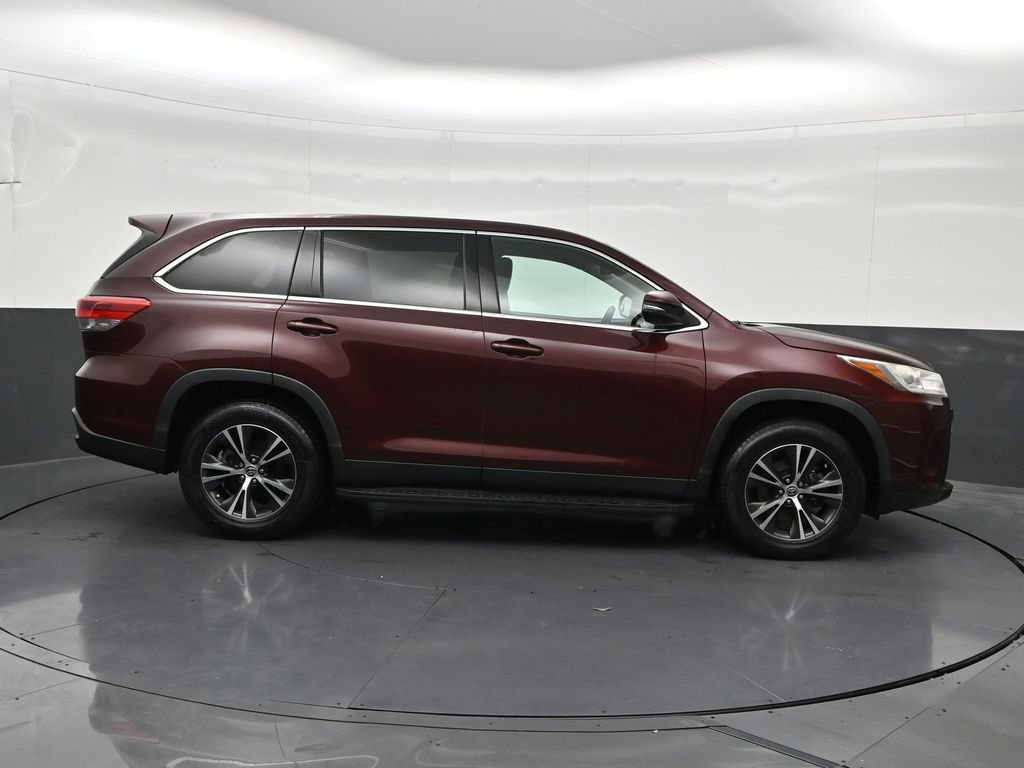 Used 2019 Toyota Highlander LE FWD image 7