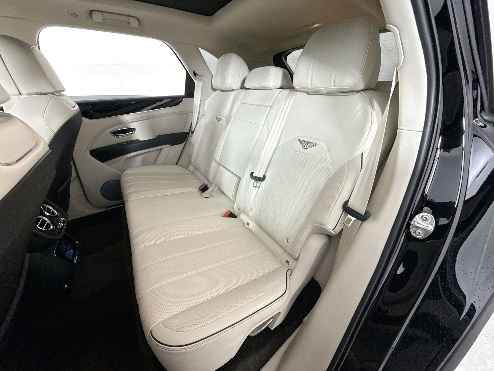 Used 2021 Bentley Bentayga AWD/4WD image 19