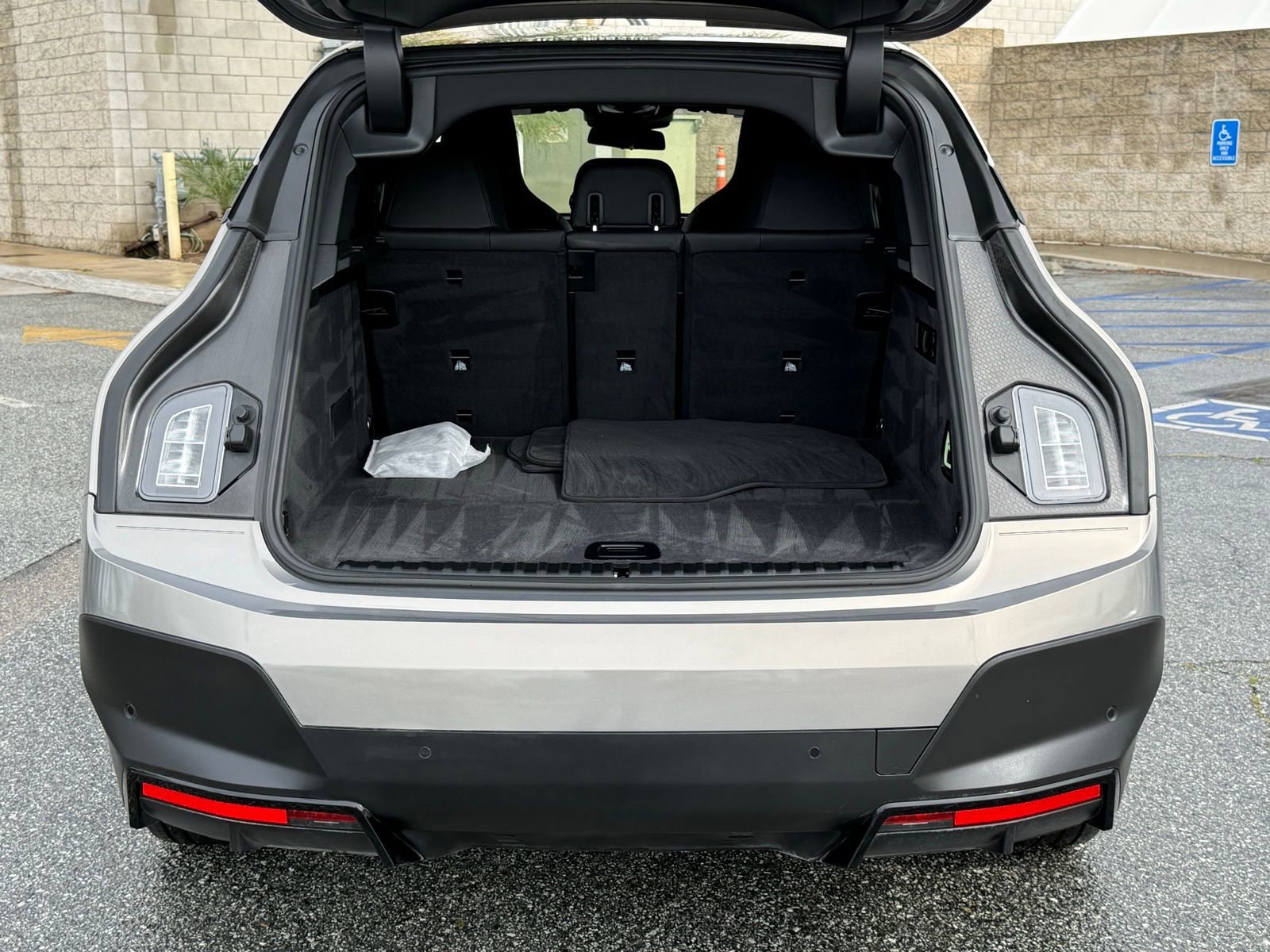 Used 2024 BMW iX xDrive50 w/ Radiant Heating Package image 17