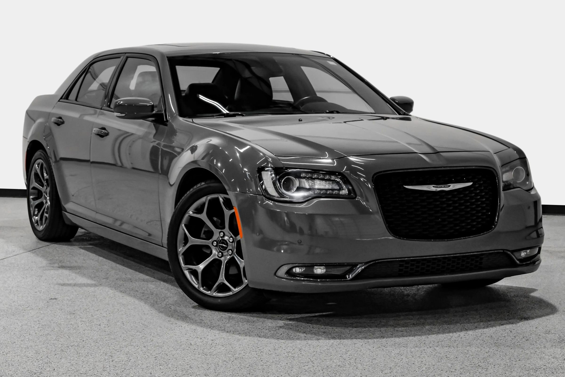 Used 2018 Chrysler 300 S w/ 300S Premium Group RWD image 4