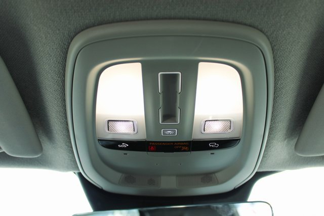 Used 2025 Volvo XC40 B5 Plus image 30