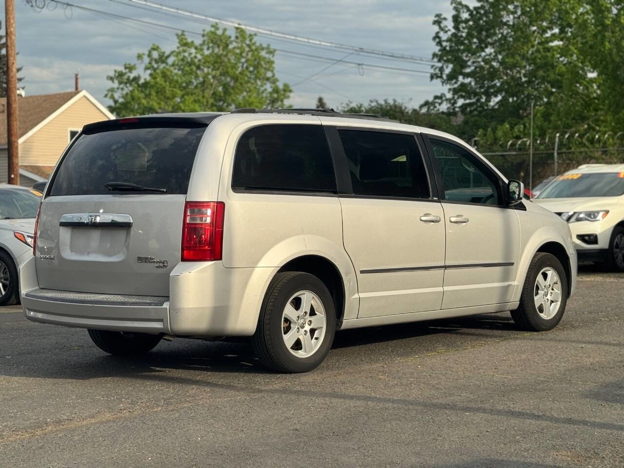 Used 2010 Dodge Grand Caravan SXT FWD image 4
