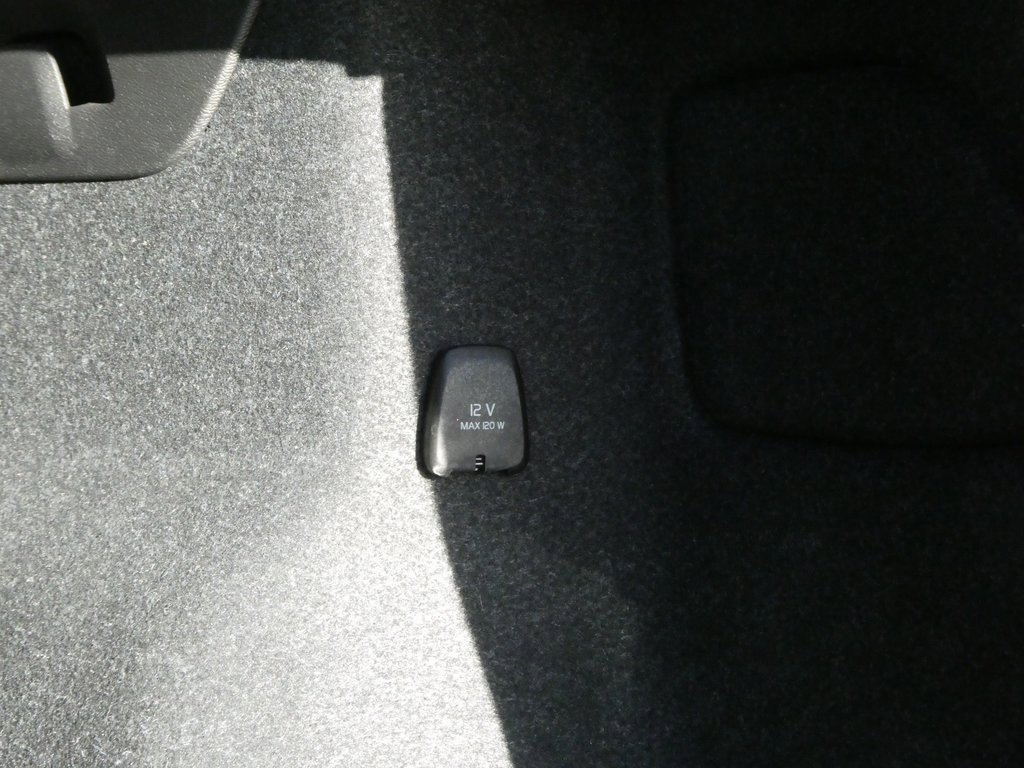 Used 2024 Volvo XC40 B5 Plus image 24