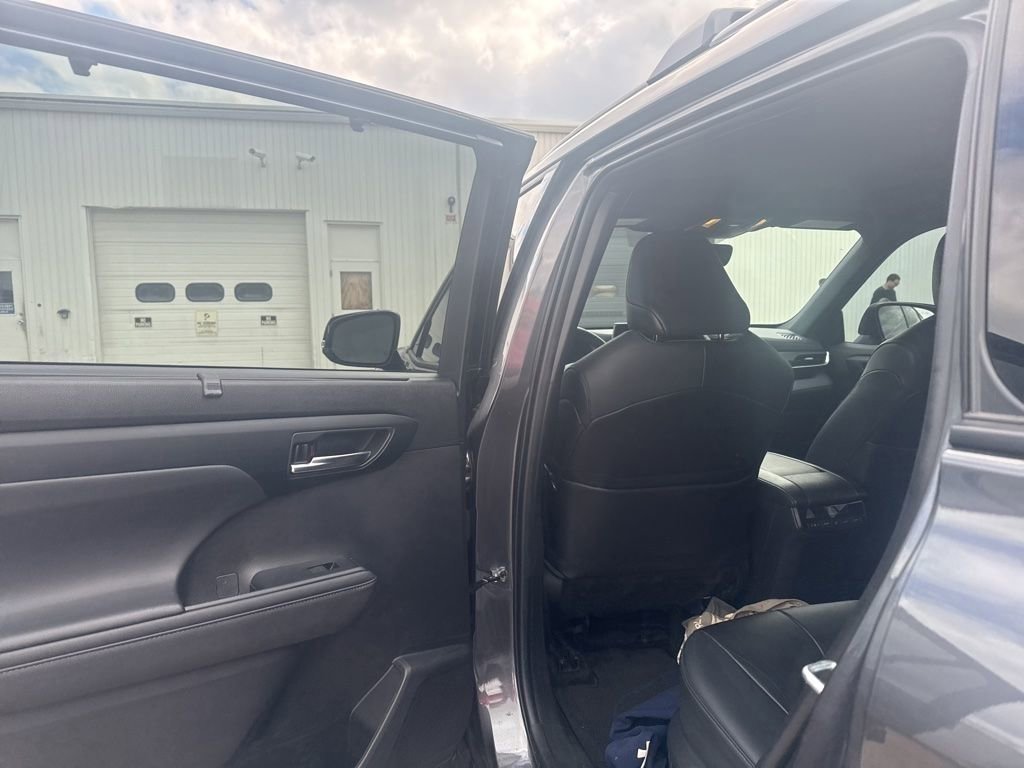 Used 2023 Toyota Highlander XSE FWD image 25