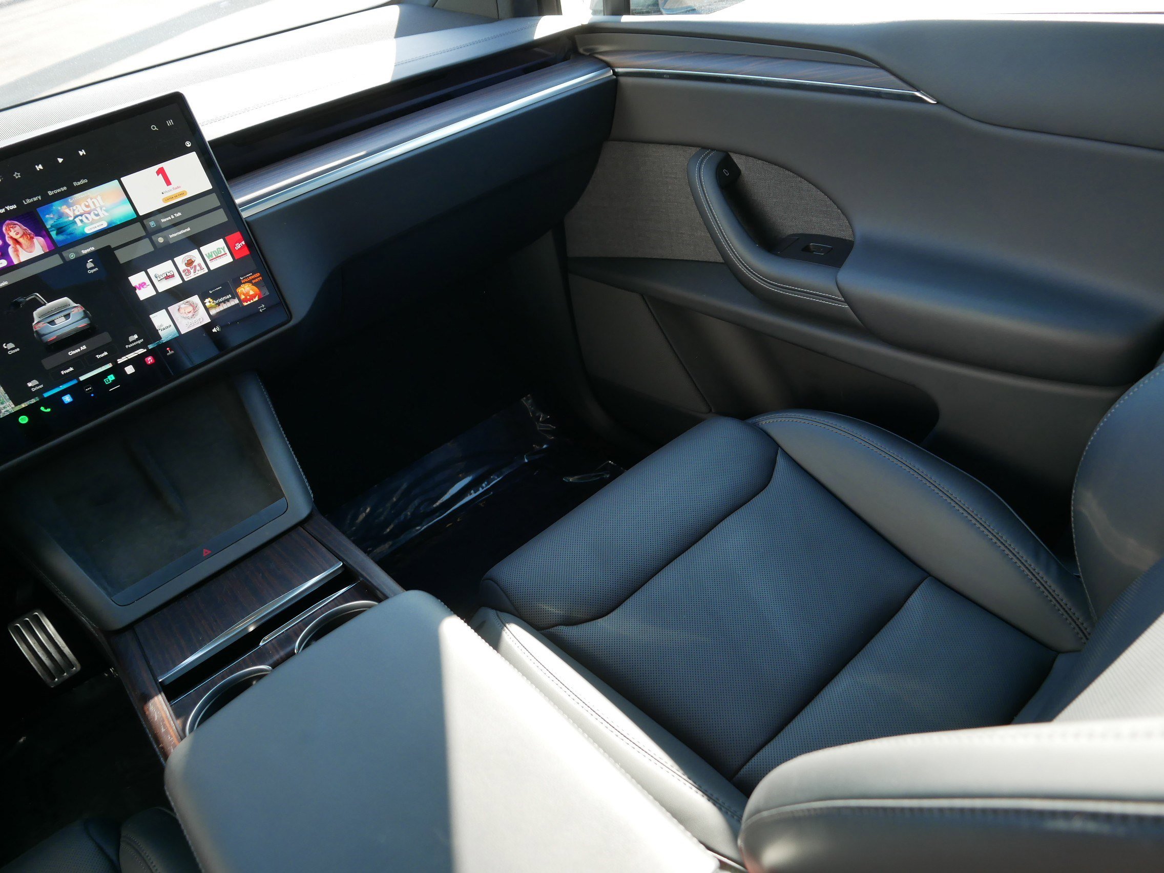 Used 2024 Tesla Model X image 11