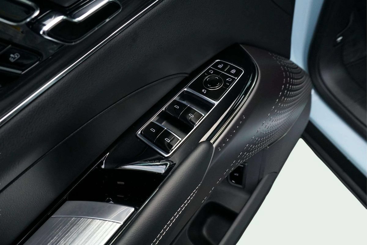 Used 2024 Cadillac Lyriq Luxury RWD image 16