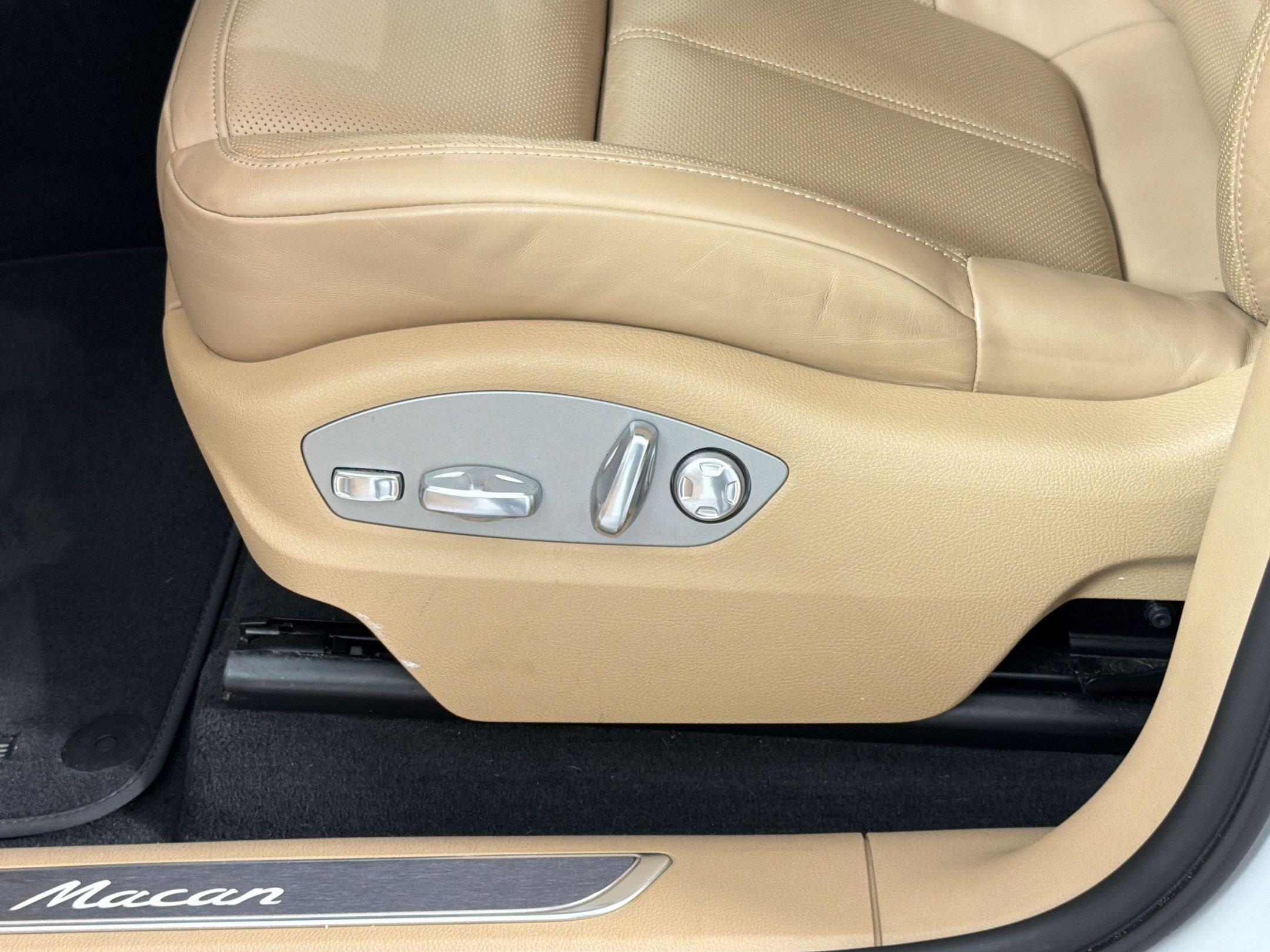 Certified 2023 Porsche Macan AWD/4WD image 16