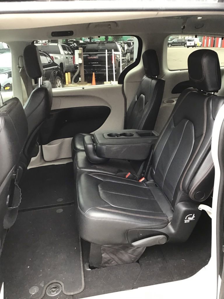 Used 2018 Chrysler Pacifica Touring-L image 6