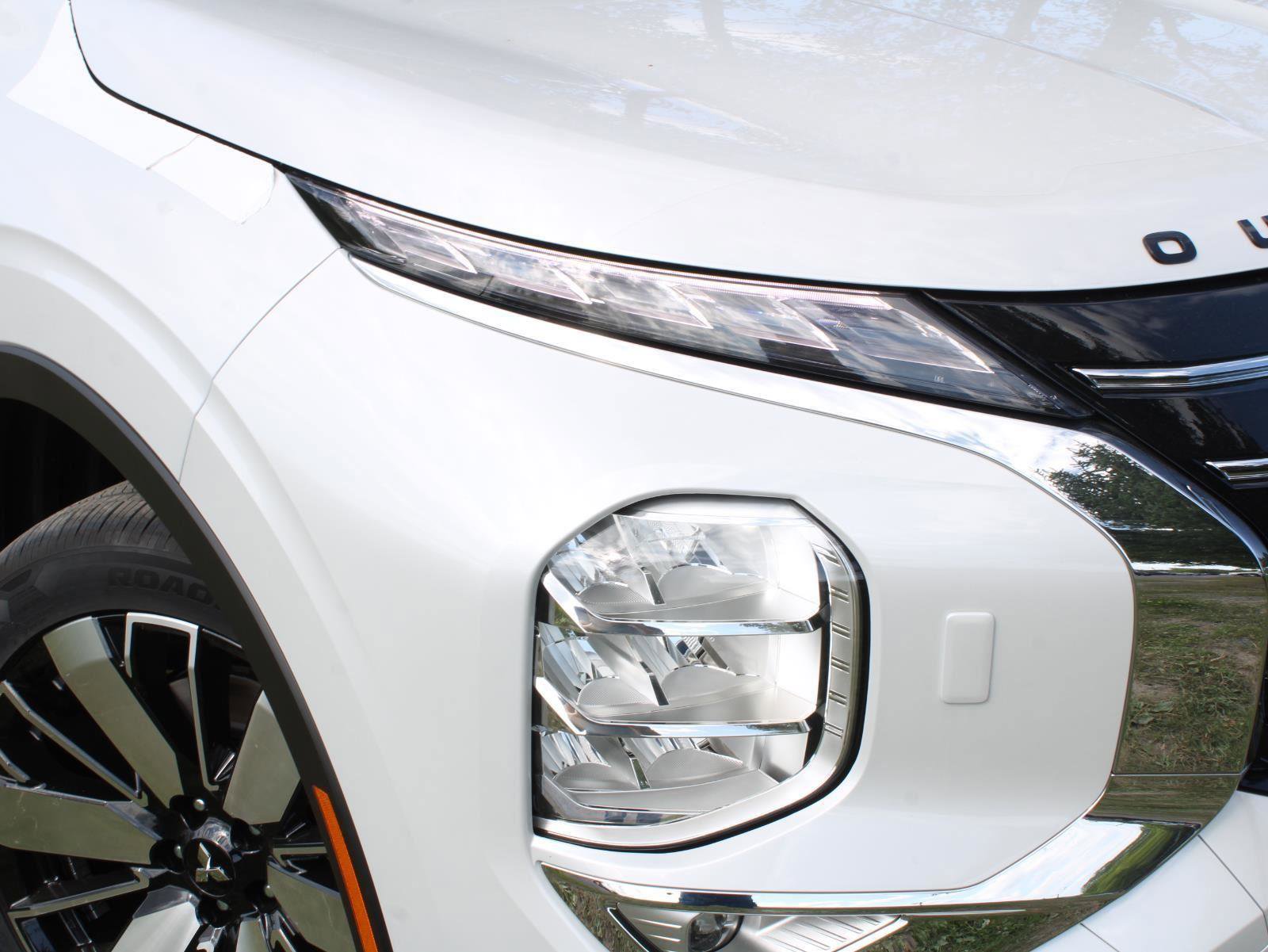 New 2025 Mitsubishi Outlander SE image 2