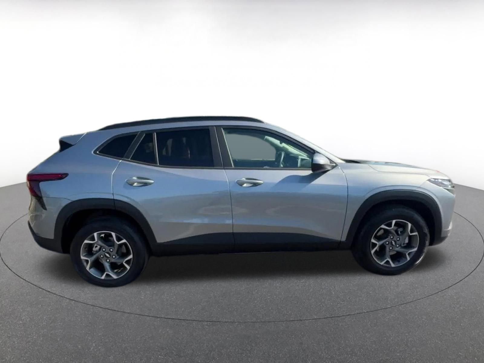 Used 2025 Chevrolet Trax LT FWD image 16