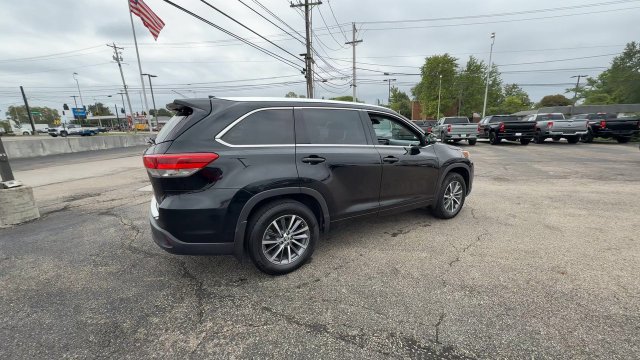 Used 2017 Toyota Highlander XLE AWD/4WD image 8