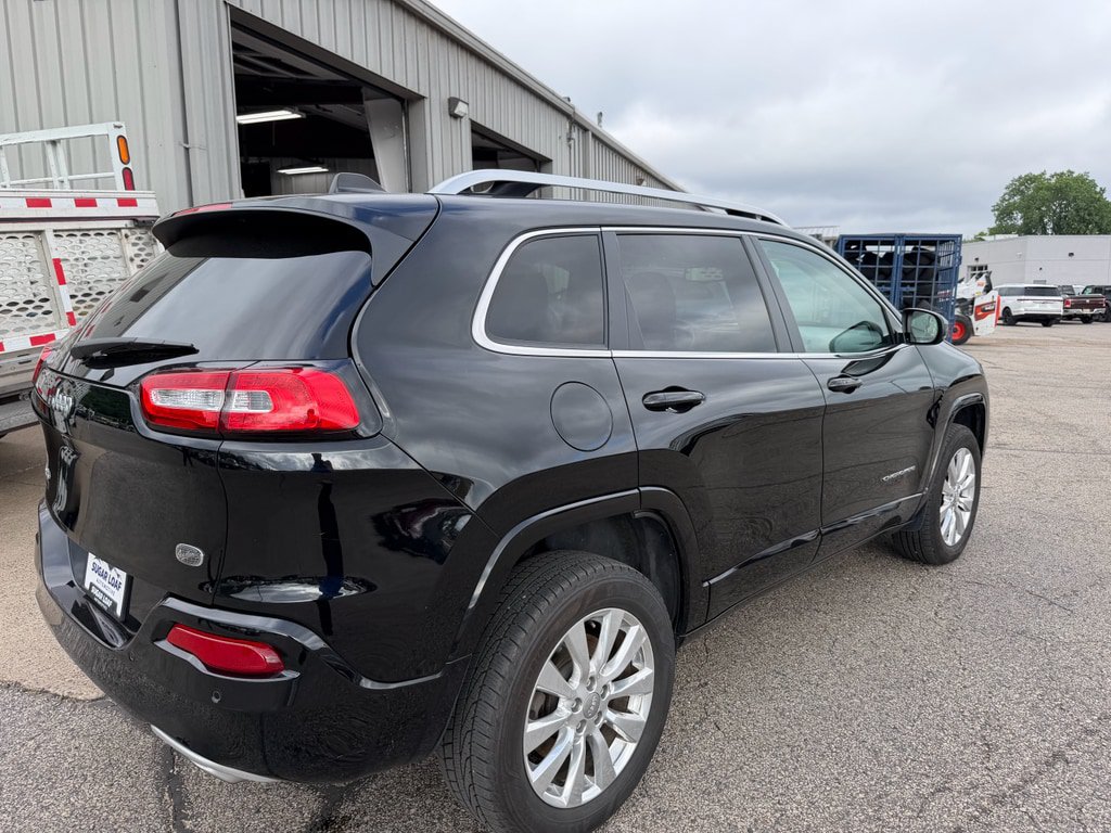 Used 2017 Jeep Cherokee Overland AWD/4WD image 4