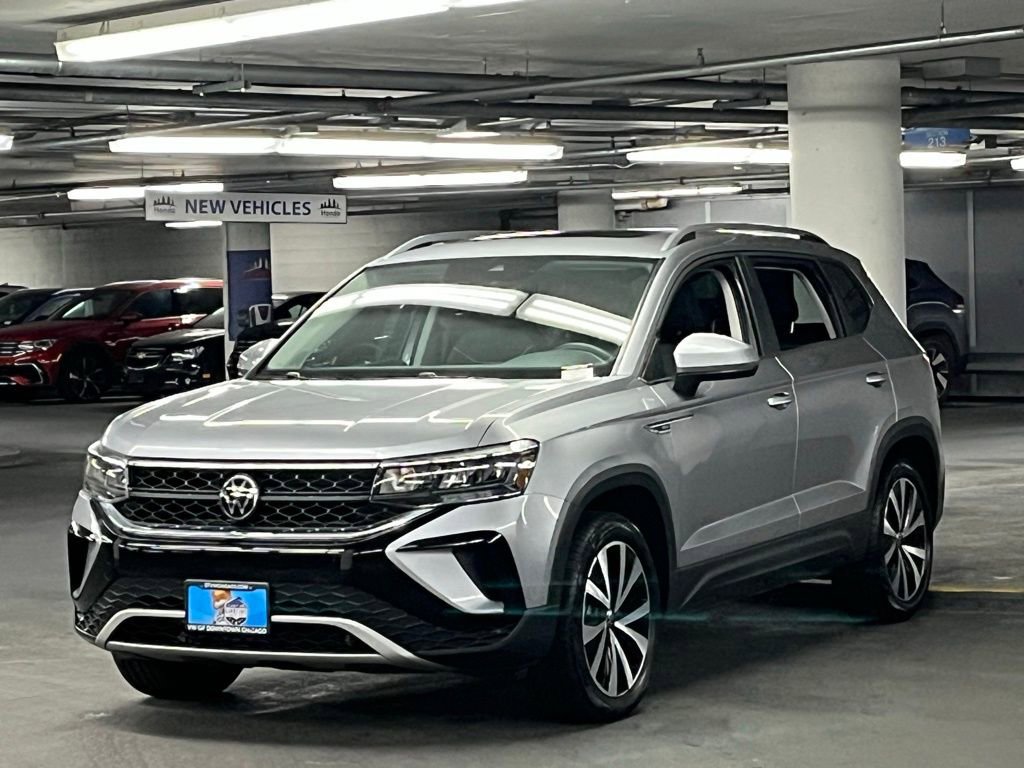 Used 2023 Volkswagen Taos SE w/ Panoramic Sunroof Package image 3