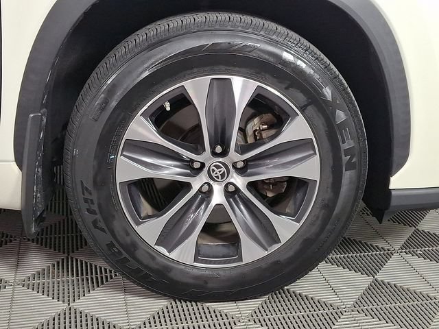 Used 2020 Toyota Highlander XLE AWD/4WD image 11