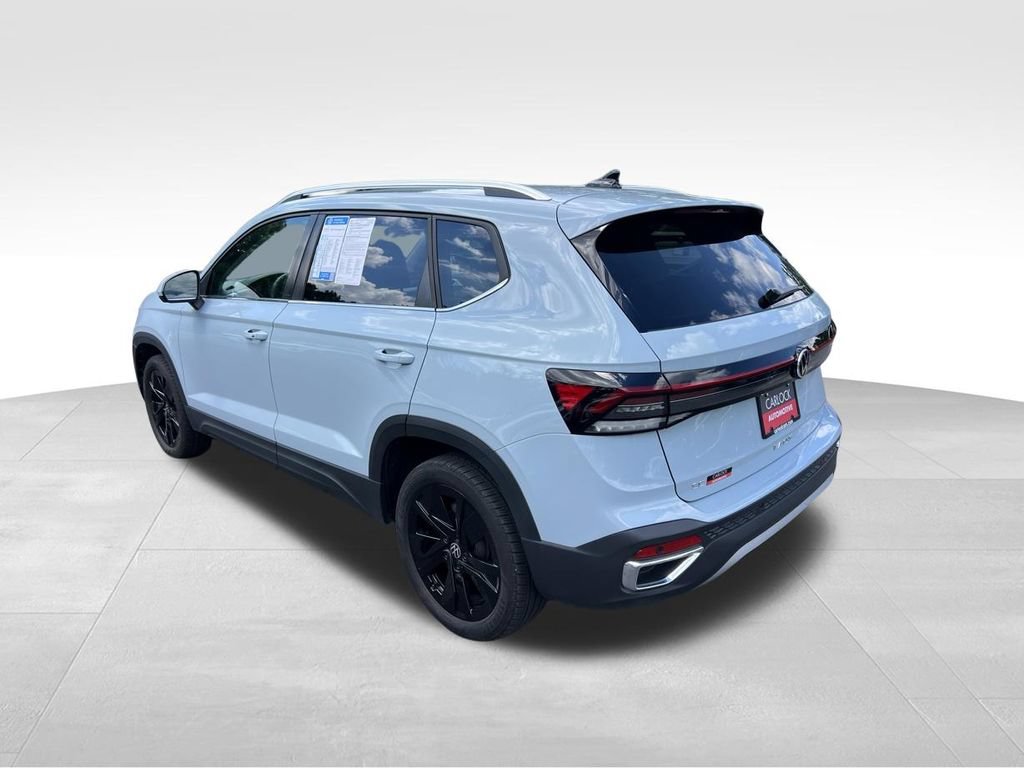 Used 2025 Volkswagen Taos SE w/ Black Wheel Package FWD image 5