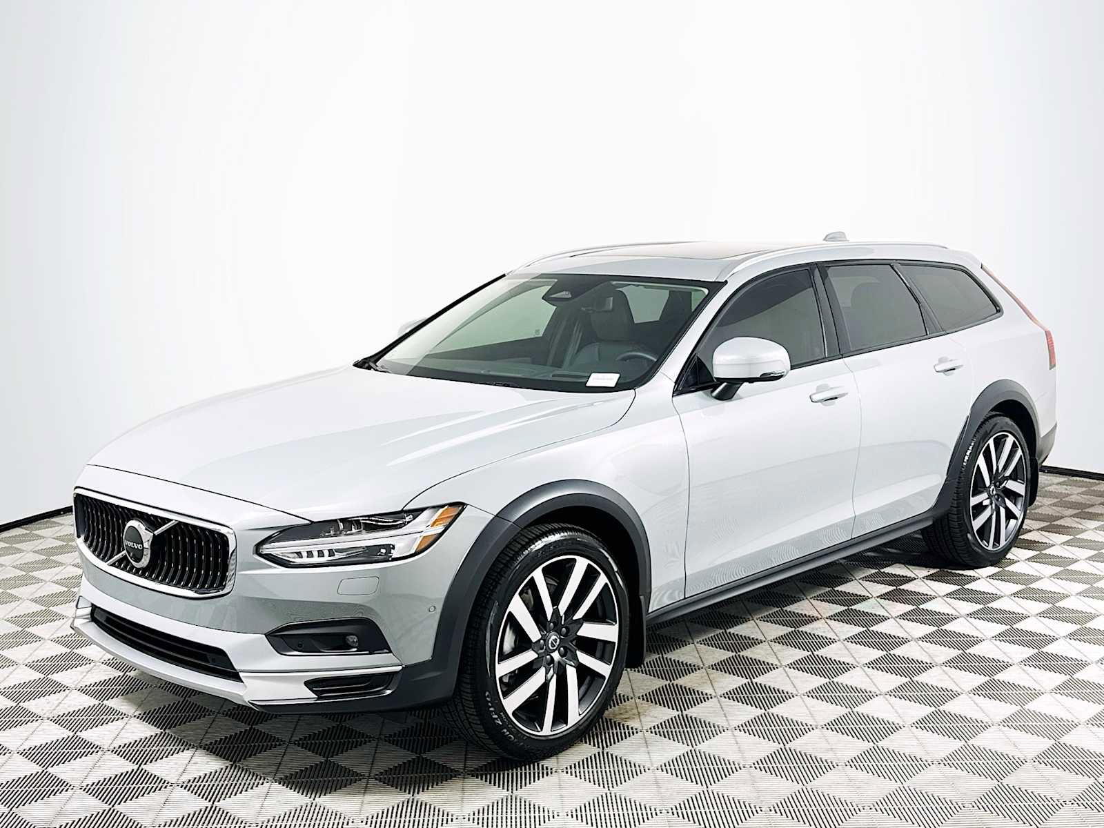 Used 2025 Volvo V90 B6 Cross Country Ultra w/ Climate Package image 3