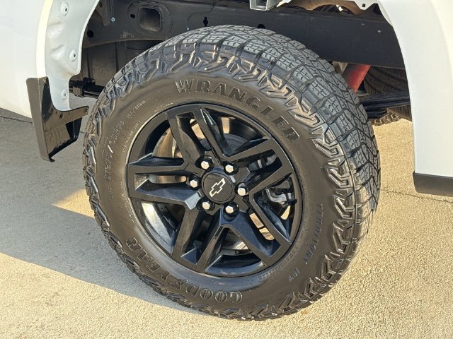 Used 2024 Chevrolet Silverado 1500 Custom Trail Boss w/ LPO, Dark Essentials Package AWD/4WD image 12